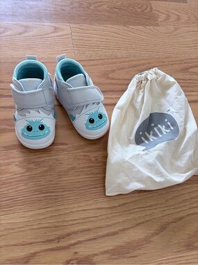 Ikiki squeaky baby shoes size 5